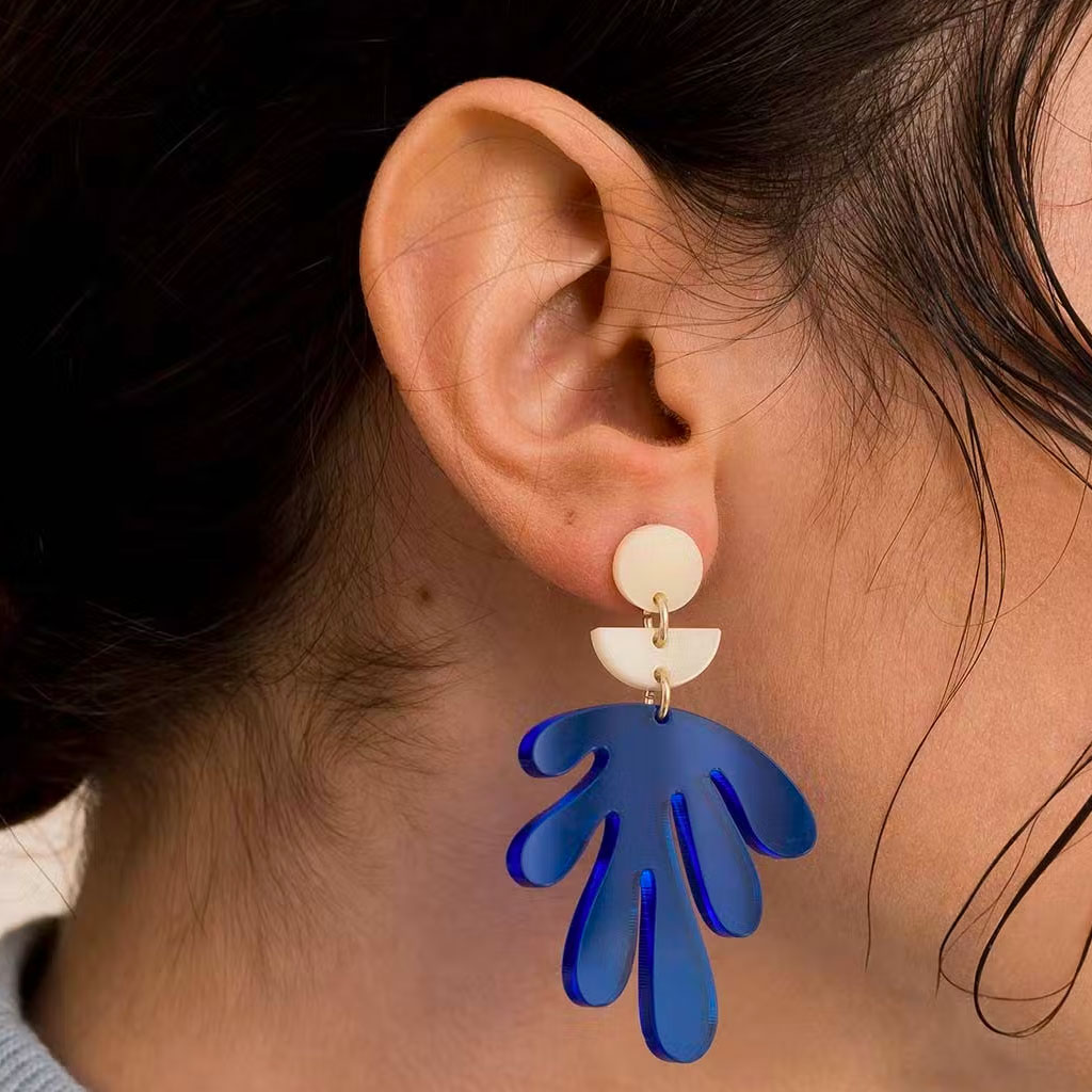Boucles d\'oreilles fleurs de verveine bleue en suspension disques argentés